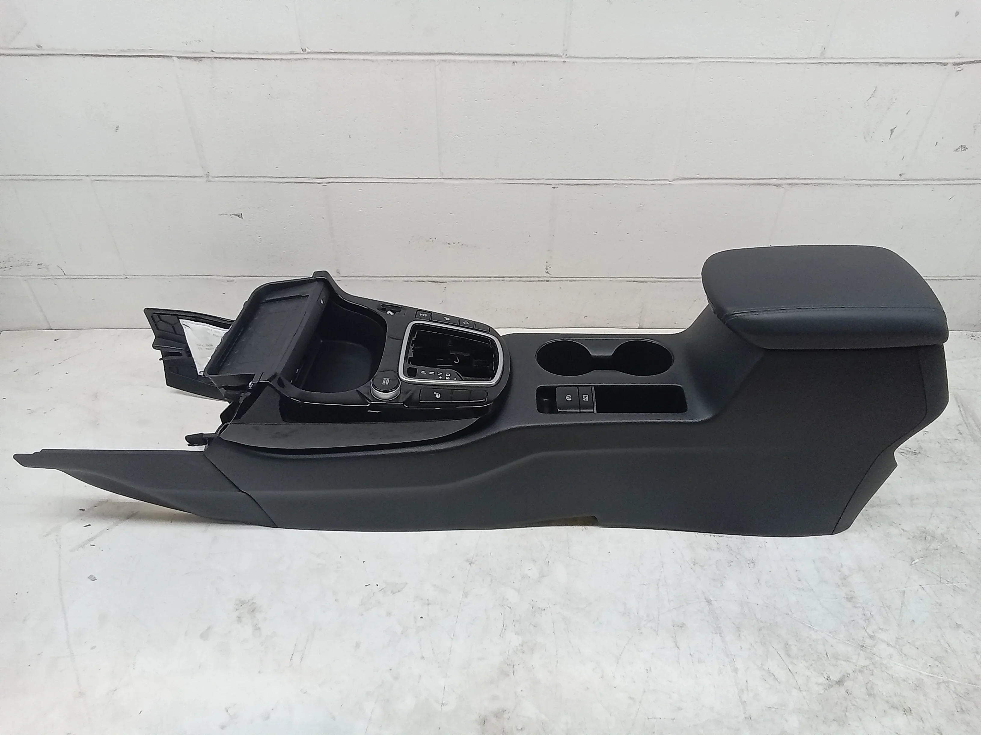 Pre-Owned 21 Kia Sizeeltos Floor Center Console W/ Phone Charger And USizeB Ports OEM (Good)